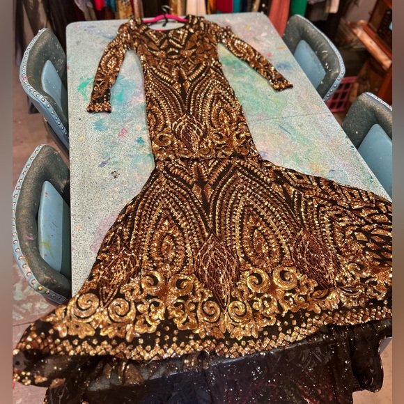 Black Mermaid Tail Gown - Picture 5 of 11